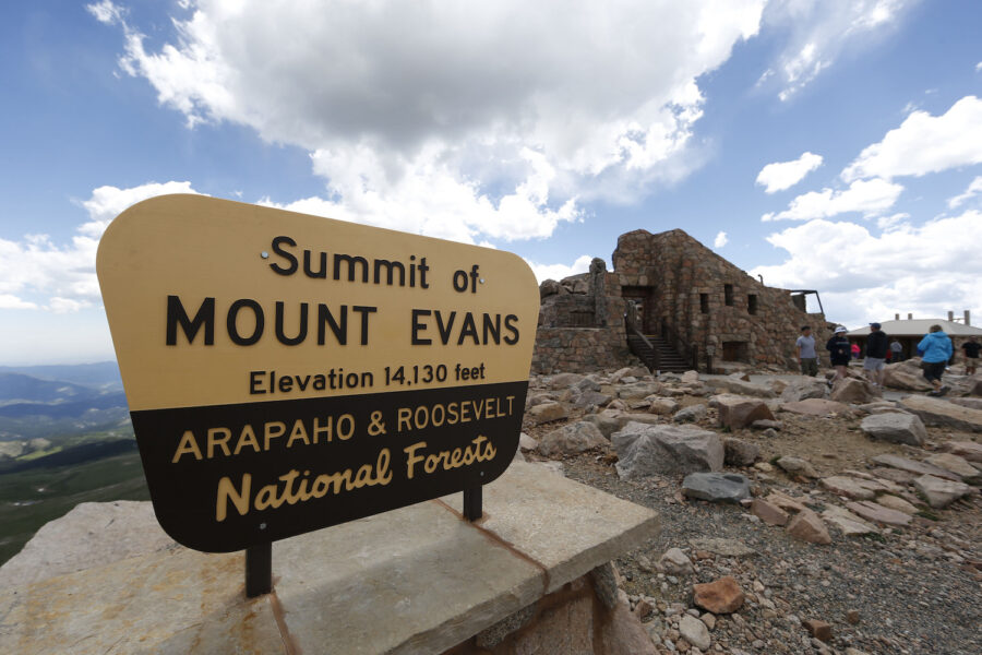 Mount Evans nära Idaho Springs, Colorado i USA, får tillbaka sitt ursprungliga namn Mount Blue Sky.