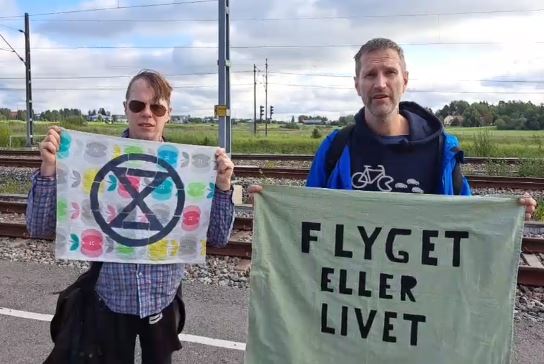 Aktivister från Extinction rebellion stoppade flygbränsle på väg till Arlanda flygplats.