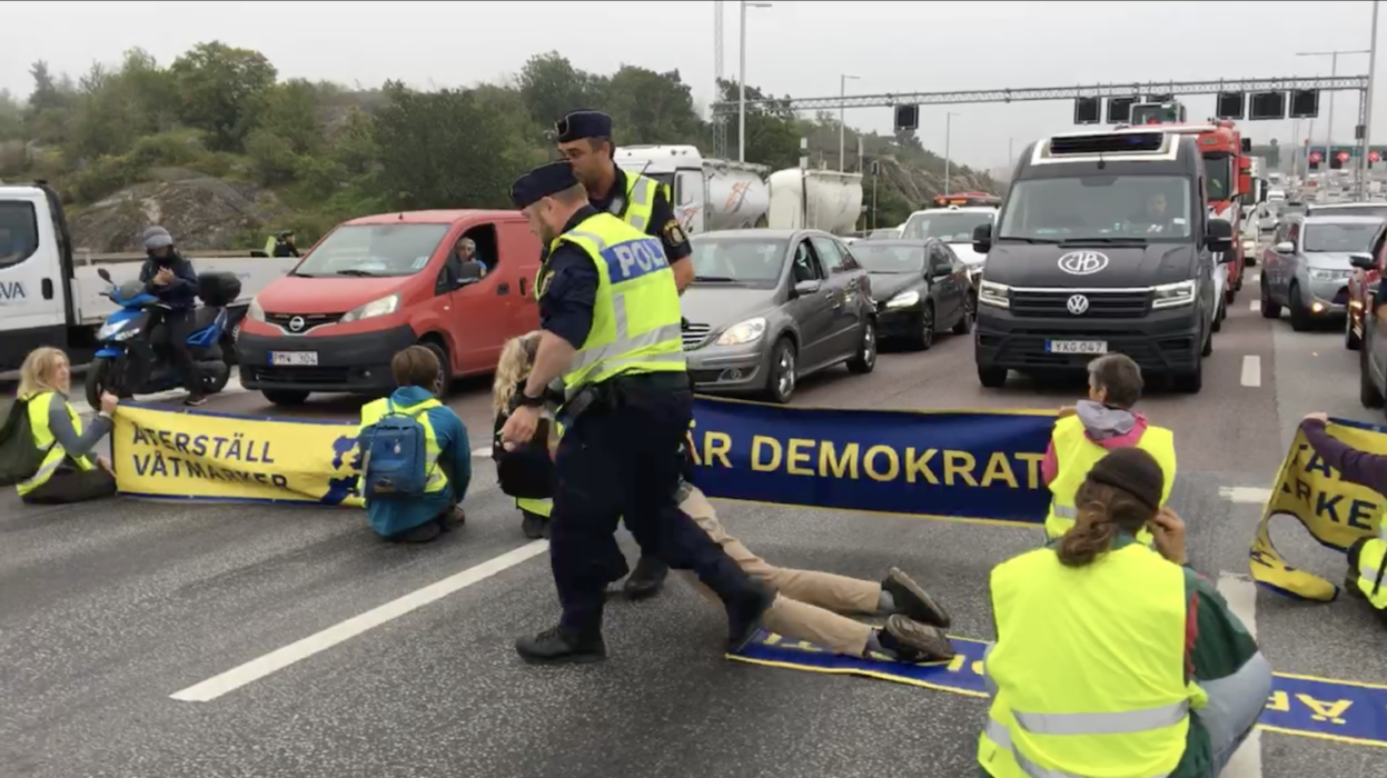 Polisen bär bort aktivister under tisdagens blockad av Essingeleden.