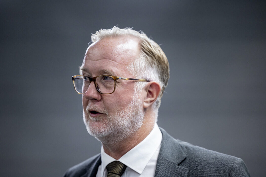 Arbetsmarknadsminister Johan Pehrson (L) säger att pengarna måste användas på ett bättre sätt.