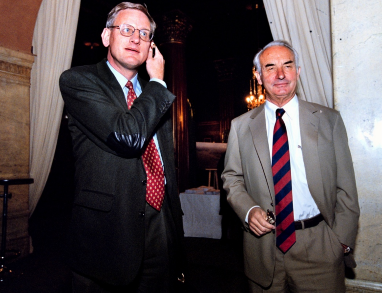 Lundin Oils grundare Adolf Lundin och Carl Bildt, tidigare statsminister och då styrelseledamot i bolaget, på väg in till bolagsstämma på Grand Hotel i Stockholm i maj 2001.