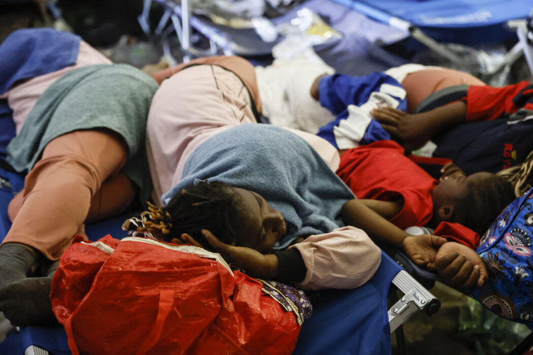 Migranter sover utanför det överfulla mottagningscentret på den italienska ön Lampedusa.