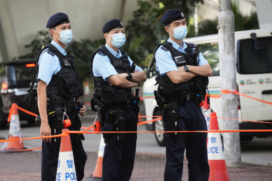 Hongkong-poliser utanför en domstol.