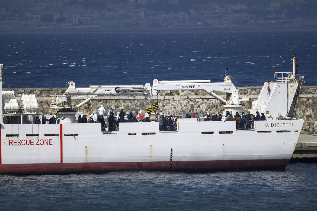 Migranter ombord på en italiensk kustbevakningsbåt i södra Italien i våras.
