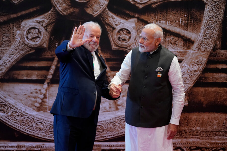 Brasiliens president Luiz Inácio Lula da Silva och Indiens premiärminister Narendra Modi hälsar på varandra under helgens G20-möte i Delhi.