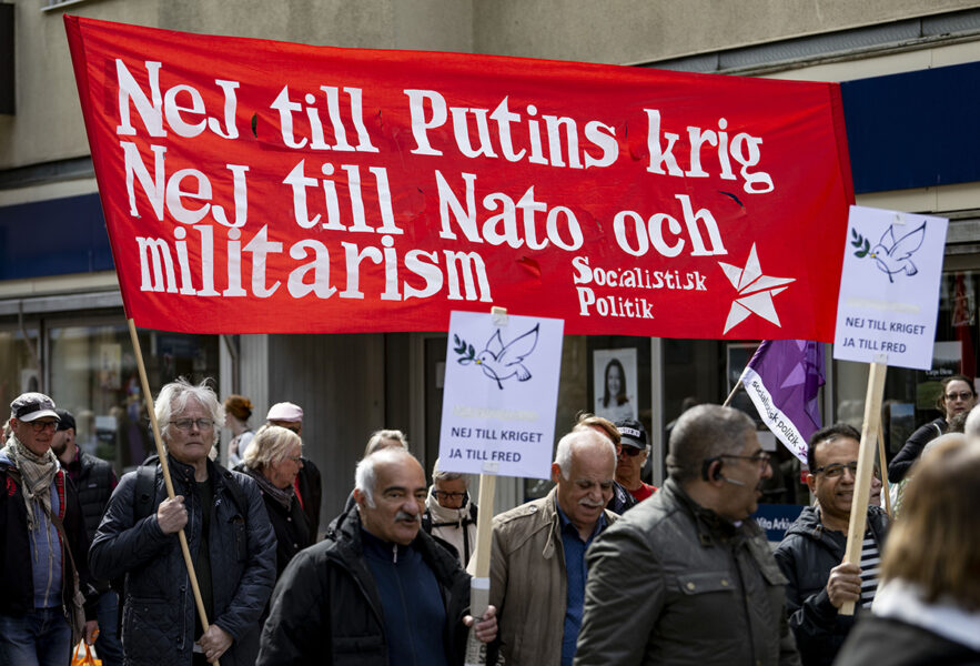 Att ett nej till Nato och militarism också är ett nej till Putins krig är en ståndpunkt som fredsrörelsen har behövt trycka på i den aktuella debatten.