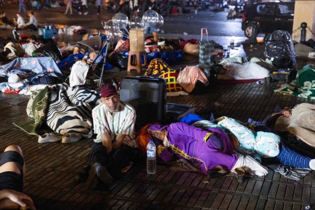 Boende tar skydd på ett torg i Marrakech efter skalvet i fredagskväll.