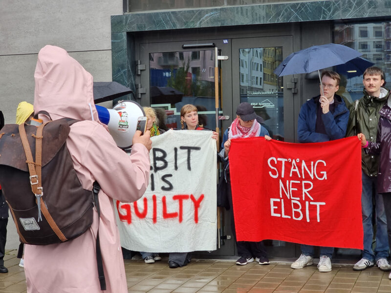 Demonstranterna trotsade regnet och samlades utanför Elbits svenska filial i Göteborg med ett tydligt budskap.