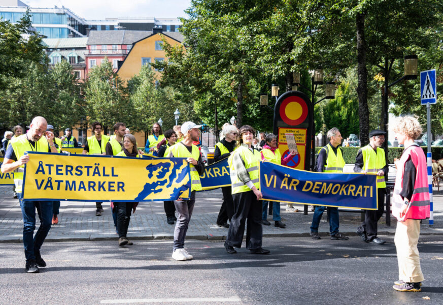 Under banderollerna "Återställ våtmarker" och "Vi är demokrati" genomfördes under måndagen en så kallad Slow walk för klimaträttvisa i centrala Stockholm.
