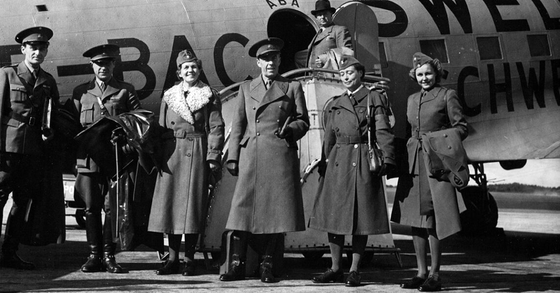 Folke Bernadotte (i mitten) och en delegation på väg till Luleå för att diskutera evakuering av finländare 1944.