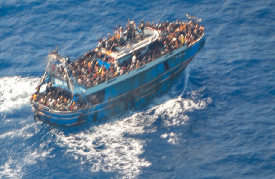 Ett foto som den grekiska kustbevakningen tog av migrantbåten innan den sjönk.