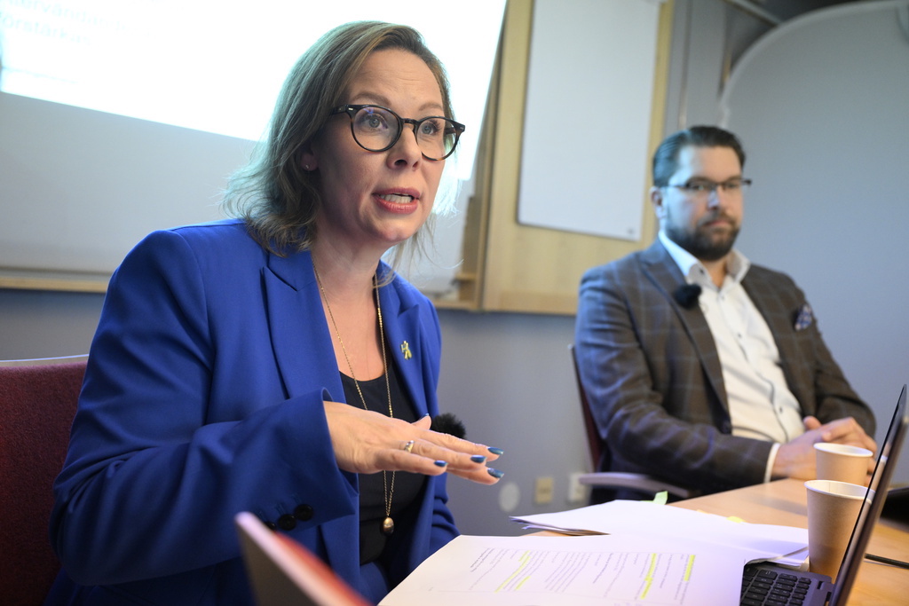 Migrationsminister Maria Malmer Stenergard och Sverigedemokraternas partiledare Jimmie Åkesson presenterade budgetnyheterna på Migrationsverkets förvar i Åstorp.