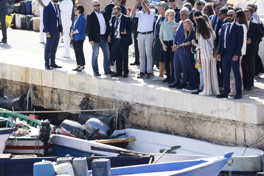 Ursula von der Leyen och Giorgia Meloni besökte ön Lampedusa dit tusentals flyktingar tagit sig på bara ett dygn.