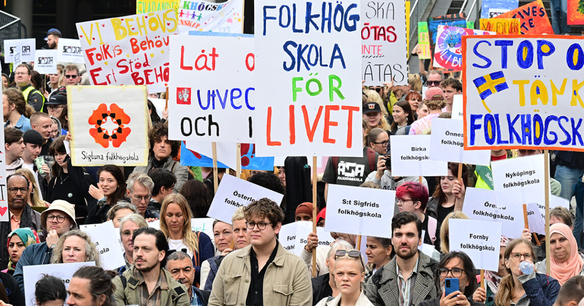 Folkhögskollärare demonstrerar på Sergels torg i Stockholm den 19 september 2023.