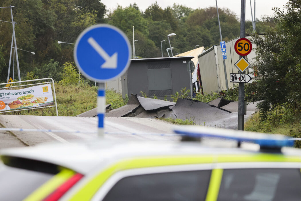 E6 vid Stenungsund är avstängd i båda riktningarna efter att ihållande regn har orsakat ett stort jordskred som flera bilar och en buss åkt ned i.