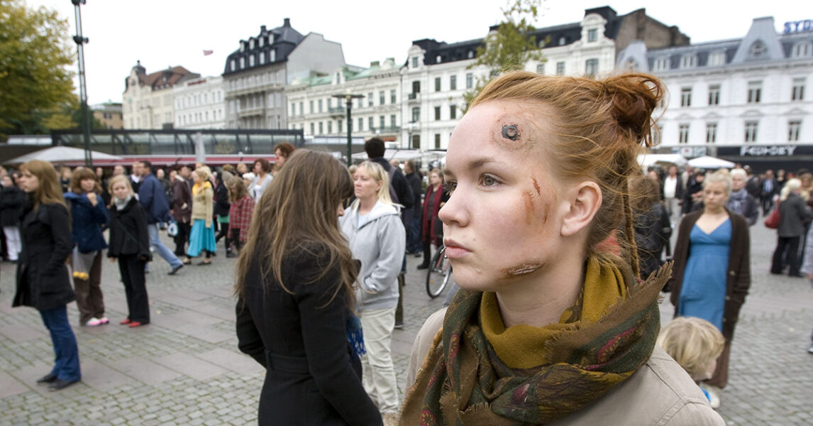 Performance i Malmö 2008 av Elin Lundgren för att uppmärksamma våld mot kvinnor.