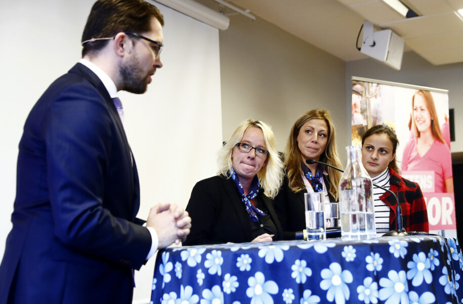 SD:s riksdagsledamöter Carina Ståhl Herrstedt och Linda Lindberg (i mitten) står bakom motionen där transvård föreslås ersättas med omvändelseförsök.