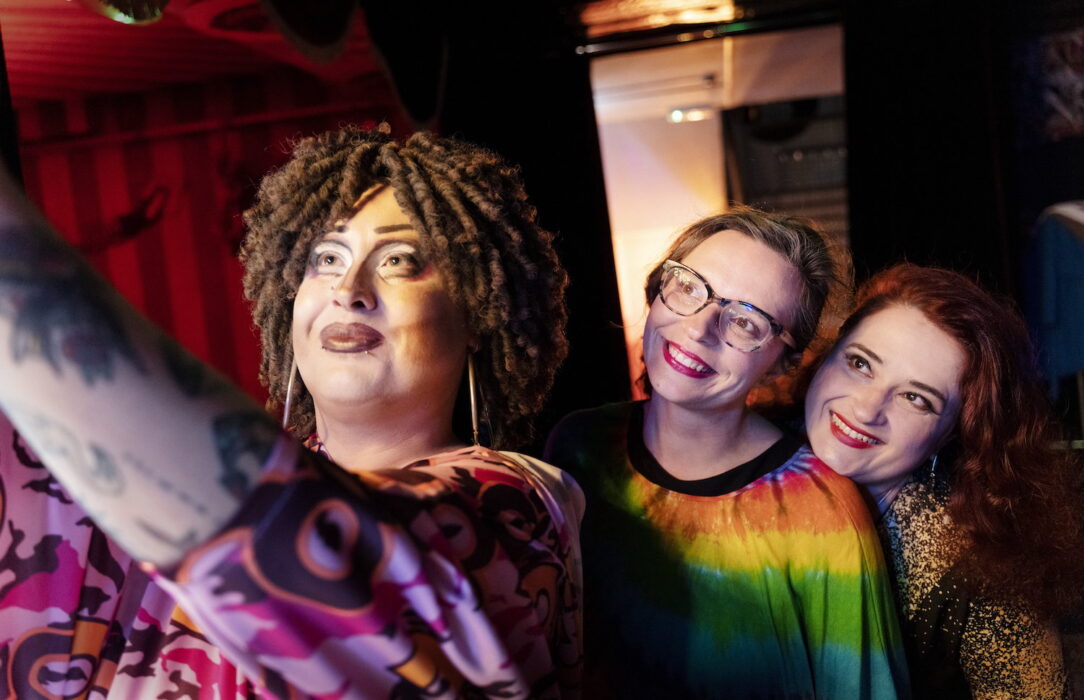 De Grönas kandidat Klaudia Jachira, som kandiderar för oppositionen i det polska valet den 15 oktober, tillsammans med vännen och dragqueen Charlotte (till vänster) på baren Warmut i Warszawa.