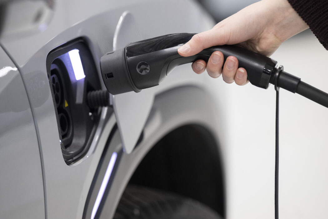 Bara en snabb elektrifiering räcker inte för att klara klimatmålen, visar en ny studie från KTH.