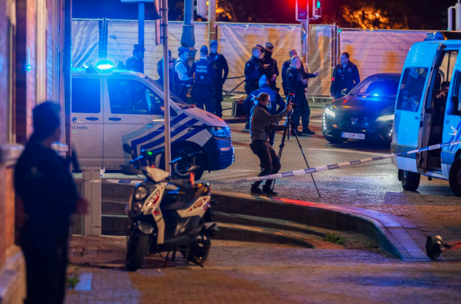 Polis på plats i det område där skjutningen i Bryssel ägde rum på måndagskvällen.