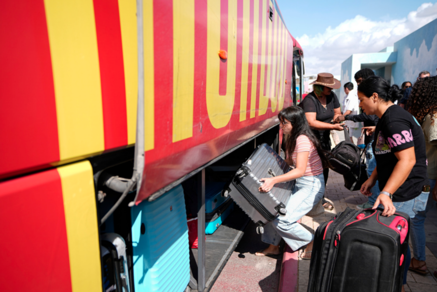 Israeler packade in sina tillhörigheter på en buss när de lämnade staden Sderot i söndags.