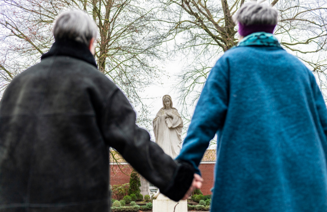 Frågan om samkönade par ska få välsignas eller inte i den katolska kyrkan väcker debatt inför det stora katolska kyrkomötet.