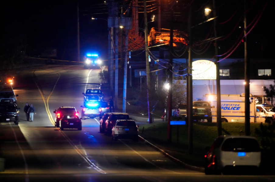 Polis på plats i Lewiston i Maine med anledning av skjutningarna där minst 22 personer dödats.