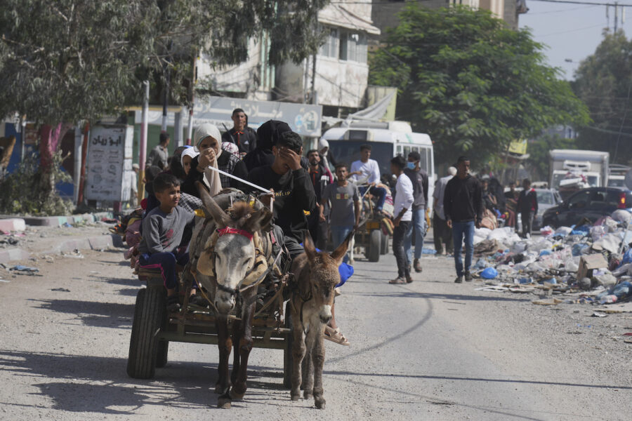 Civila Gazabor flyr de norra delarna av Hamasstyrda Gaza, efter Israels varning.