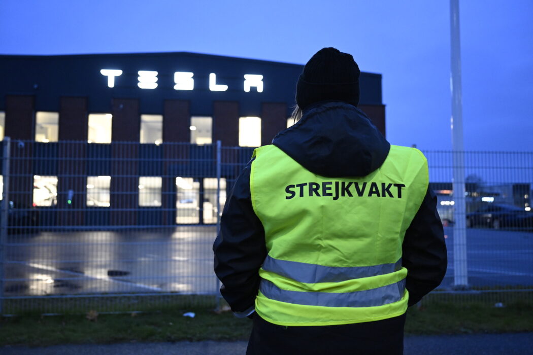 Strejkvakt utanför Teslas Servicecenter i Segeltorp.