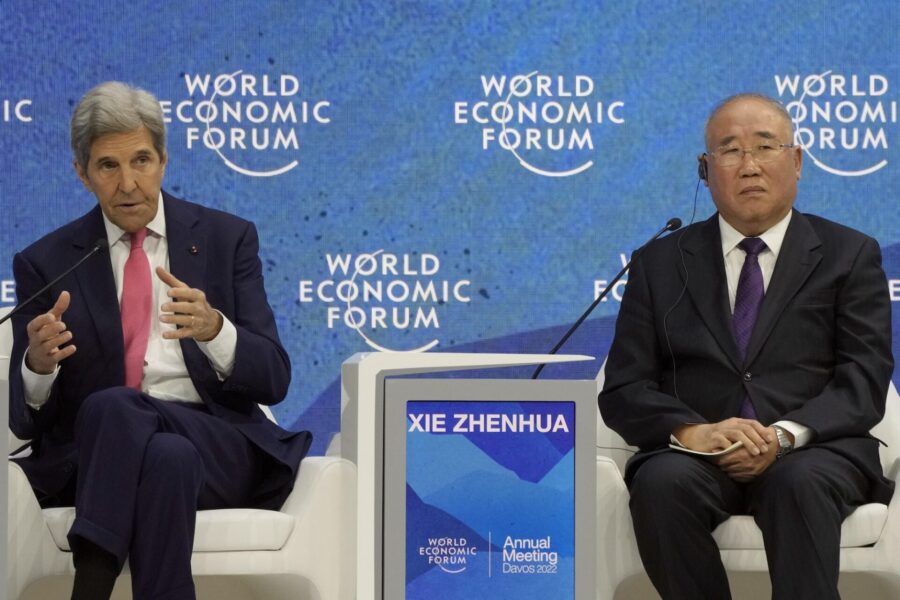 USA:s klimatsändebud John Kerry (till vänster) med Kinas motsvarighet Xie Zhenhua i Davos förra året.