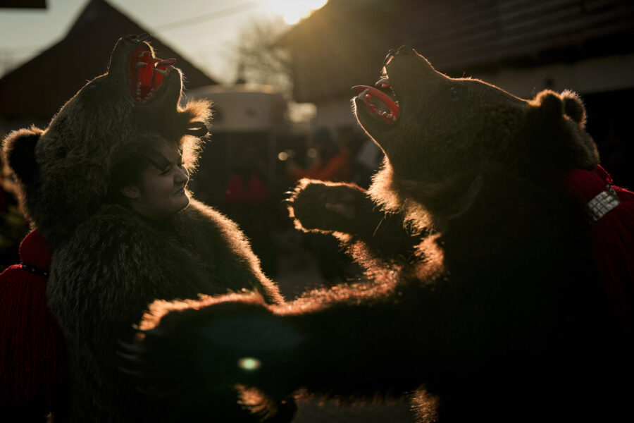 Rumäner klär ut sig till björnar under en festival i december.