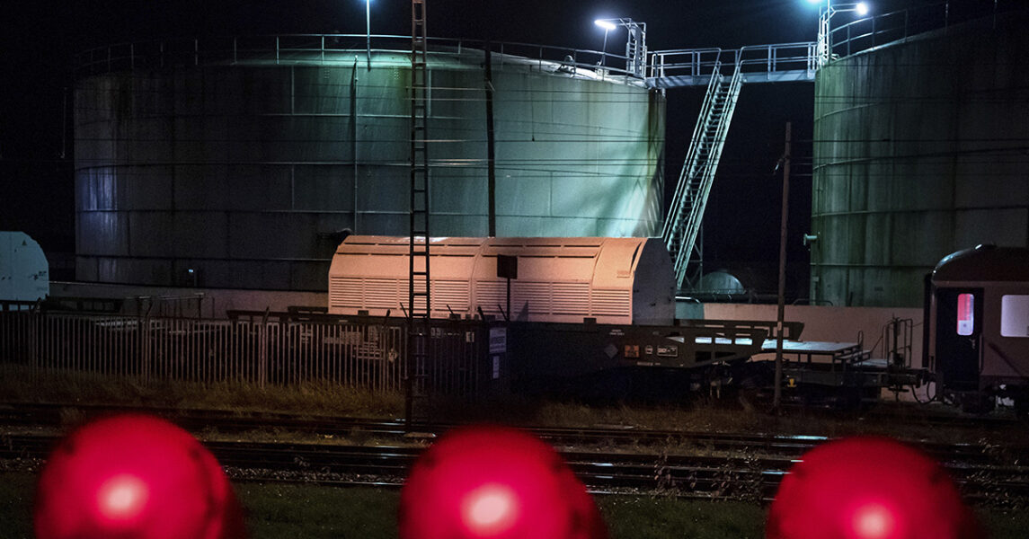 Ett godståg lastat med kärnavfall från brittiska Sellafield lämnar Nordenhams station i Tyskland.