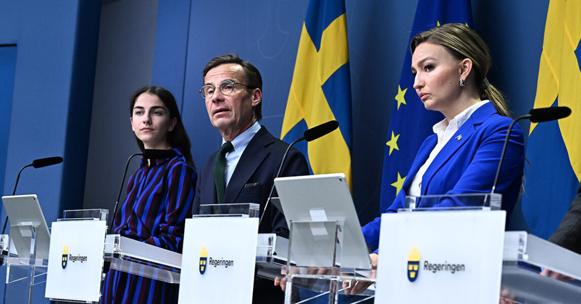 Klimat- och miljöminister Romina Pourmokhtari, statsminister Ulf Kristersson och näringsminister Ebba Busch på pressträff om miljötillstånd.