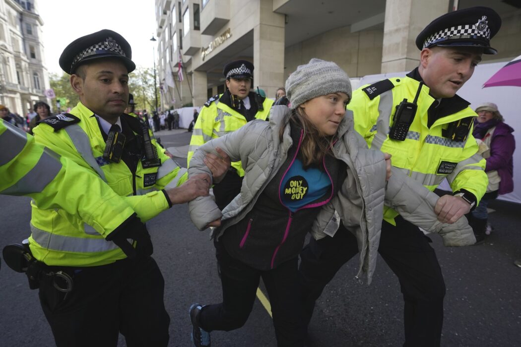 Greta Thunberg har omhändertagits av polis.