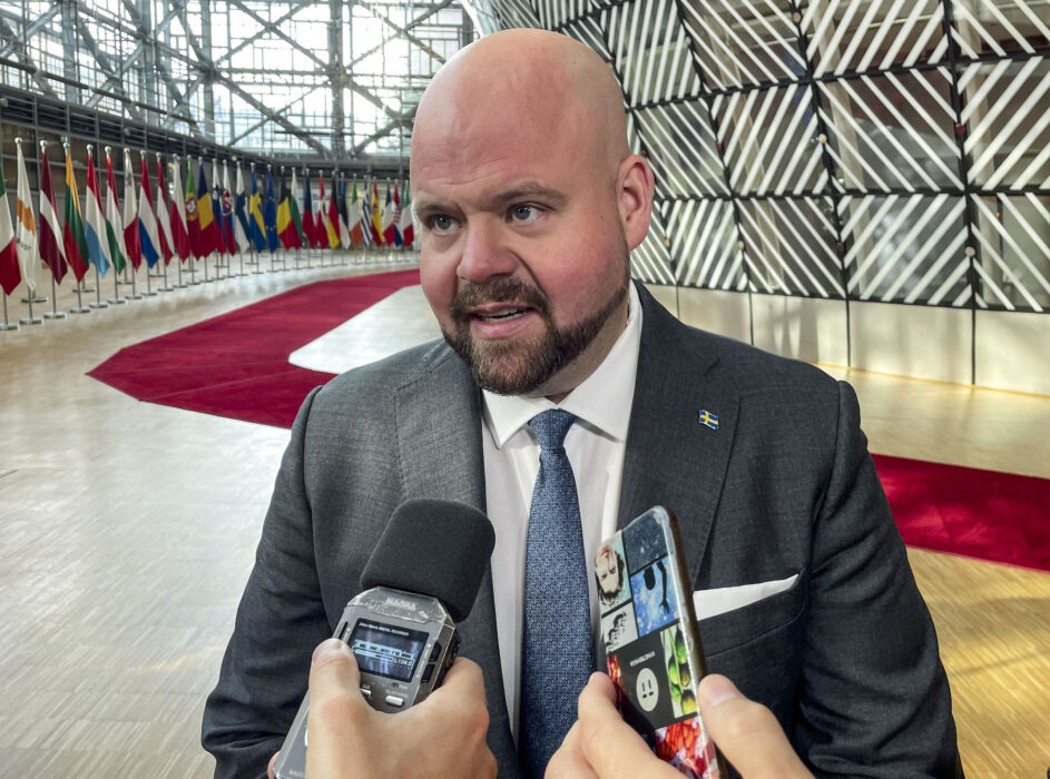 Landsbygdsminister Peter Kullgren (KD) svarar på frågor på väg in till ett möte i Bryssel i slutet av september.