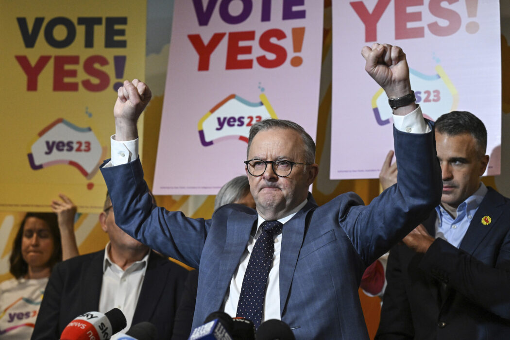 Australiens premiärminister Anthony Albanese visar sitt stöd för ja-kampanjen under ett besök i Adelaide på fredagen.