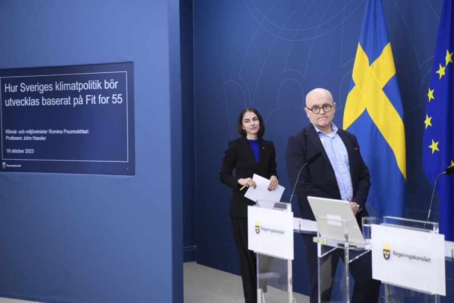 Klimat- och miljöminister Romina Pourmokhtari tar emot utredare John Hasslers rapport om hur Sveriges klimatpolitik bör utvecklas utifrån de förändringar som har beslutats eller kan förväntas inom EU:s nya klimatlagstiftning Fit for 55.