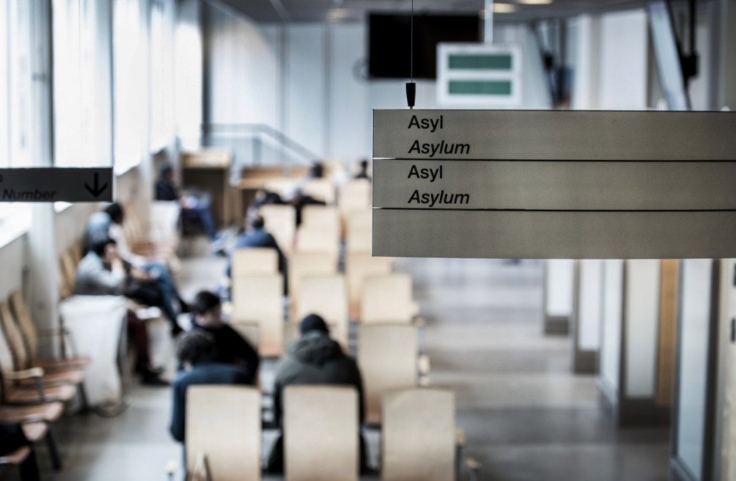 Färre asylsökande väntas till Sverige.