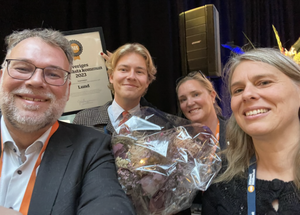 Representanter för Lunds kommun tar emot utmärkelsen årets miljöbästa kommun.