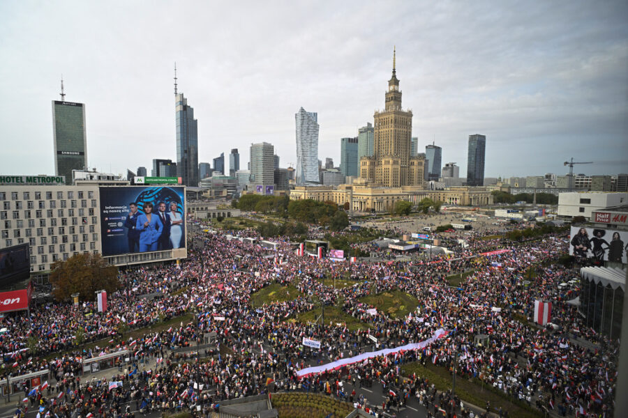 Stora folkmassor har samlats vid demonstrationen i Warszawa i Polen på söndagen.