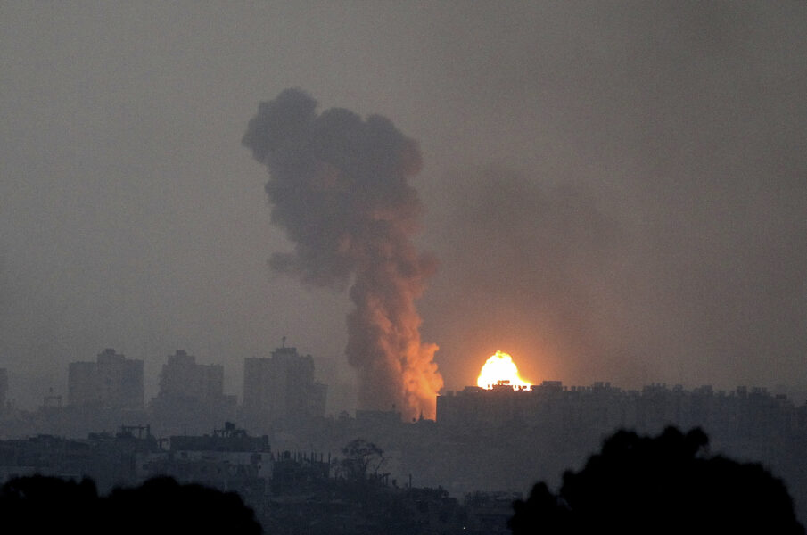 Rök och eld syns stiga mot himlen efter att Israel genomfört flygräder mot Gazaremsan på lördagen.