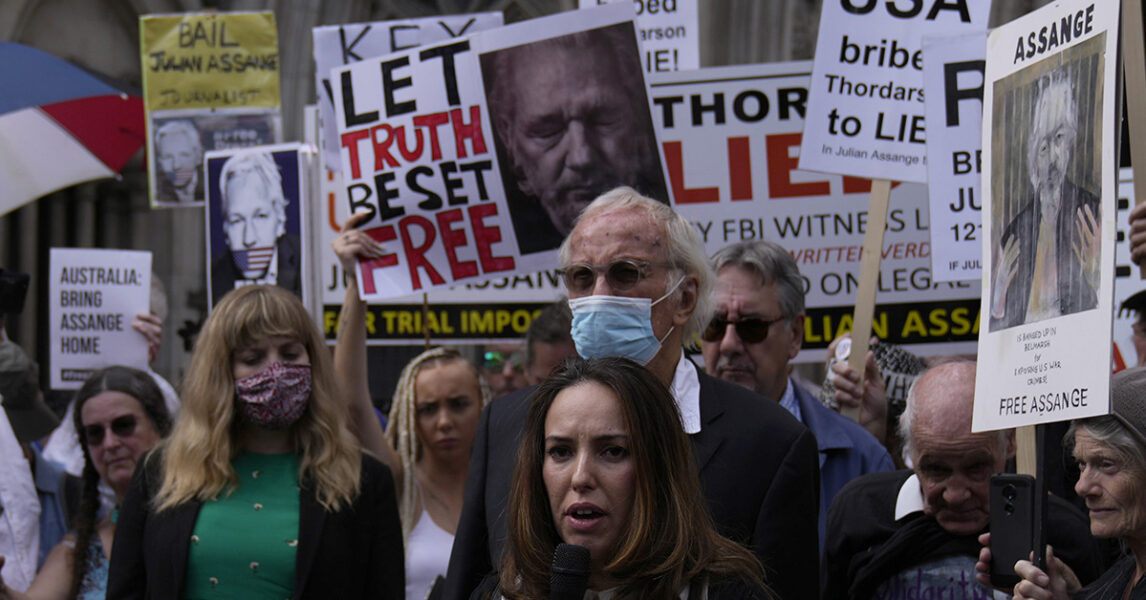 Julian Assanges fru Stella Moris talar på en demonstration i London för att Storbritannien inte ska lämna ut honom till USA i augusti 2021.