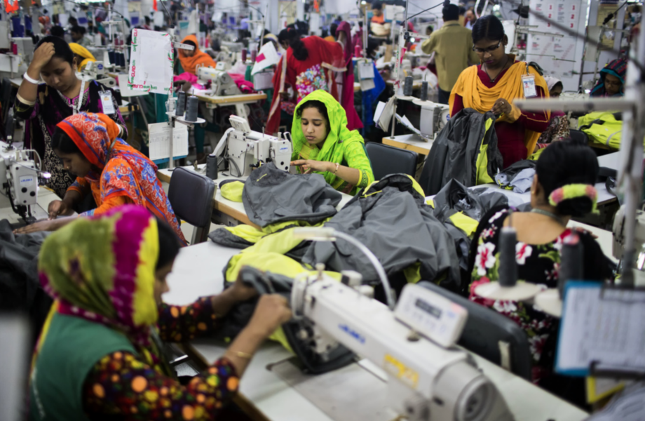 Tusentals textilarbetare i Bangladesh har gått ut i strejk i protest mot låga löner.
