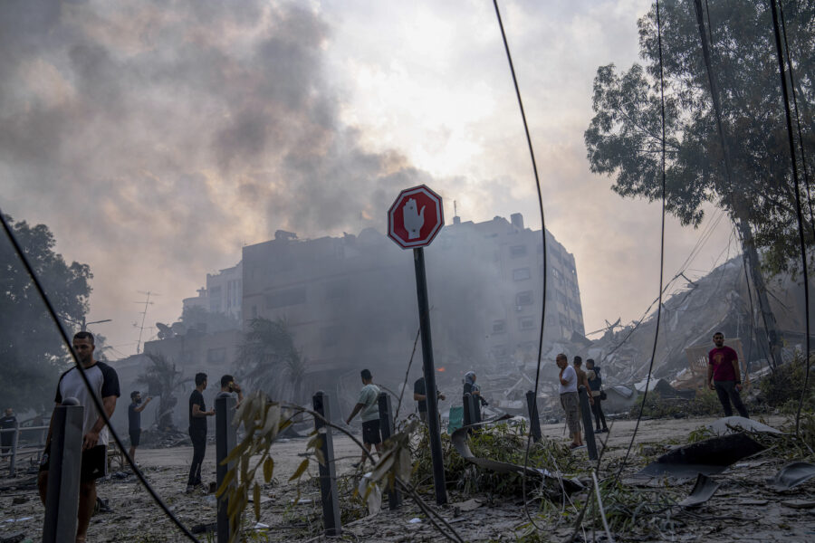 Fler än 700 personer har dödats i Israel och ytterligare nära 500 i Gaza under de pågående striderna.