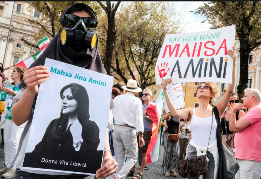 Nyligen demonstrerade människor på många platser i Europa för att hedra den 22-åriga iranskan Mahsa Amini som dog förra året efter att ha gripits av den iranska moralpolisen.