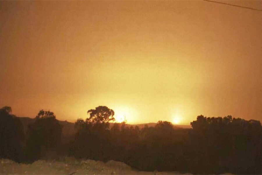 På bilden, som togs på lördagen, syns explosioner över Gaza.