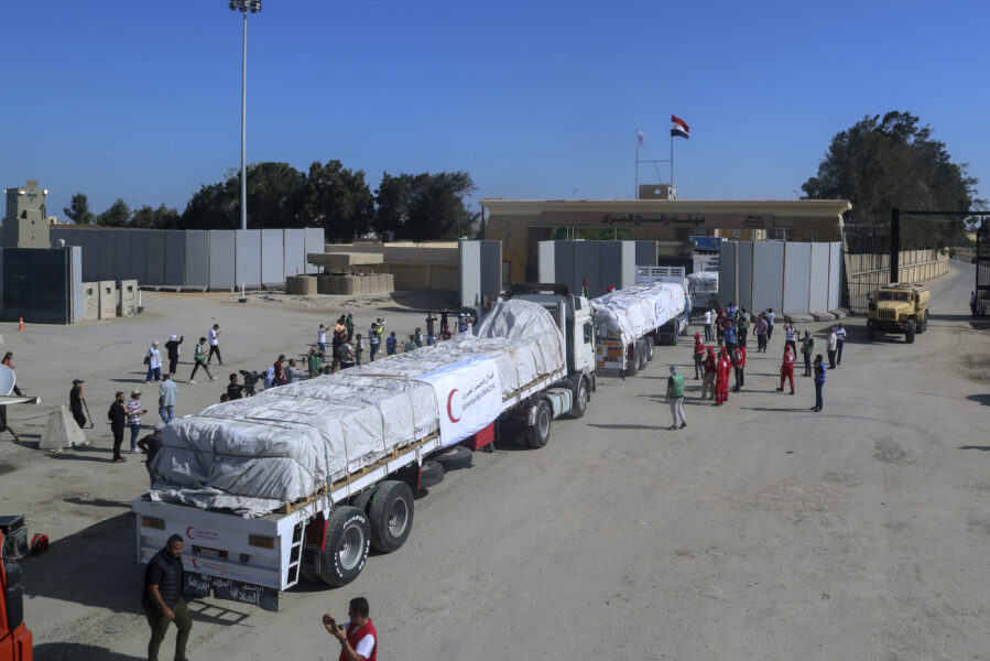 Lastbilar från egyptiska Röda Halvmånen körde över gränsen vid Rafah i lördags.