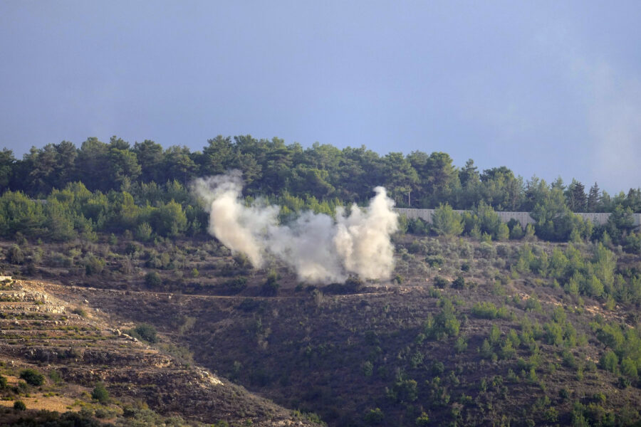 Rök efter beskjutning vid israelisk-libanesiska gränsen.