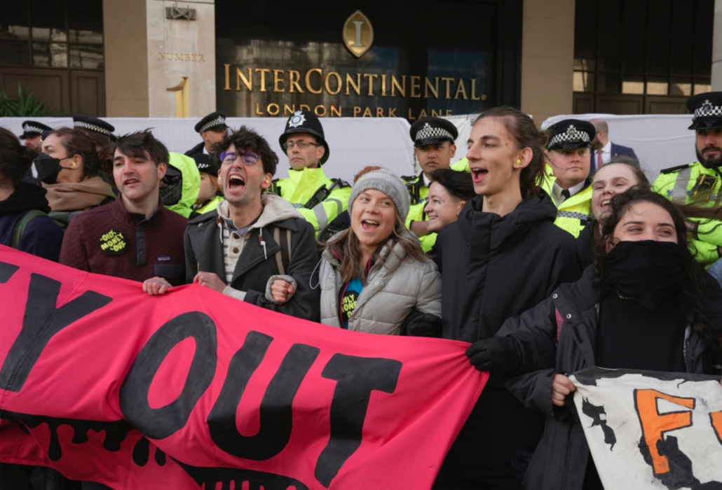 Greta Thunberg under protestaktionen i London i måndags.