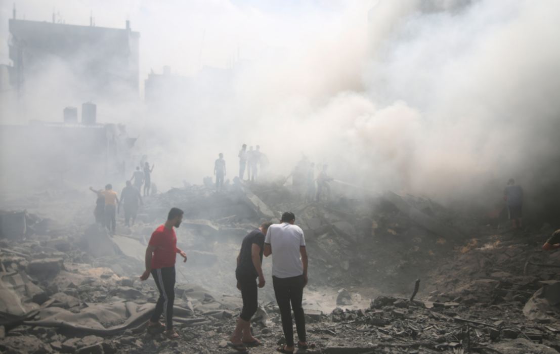 Palestinier söker efter överlevande efter ett flygangrepp i Rafah på Gazaremsan på torsdagen.